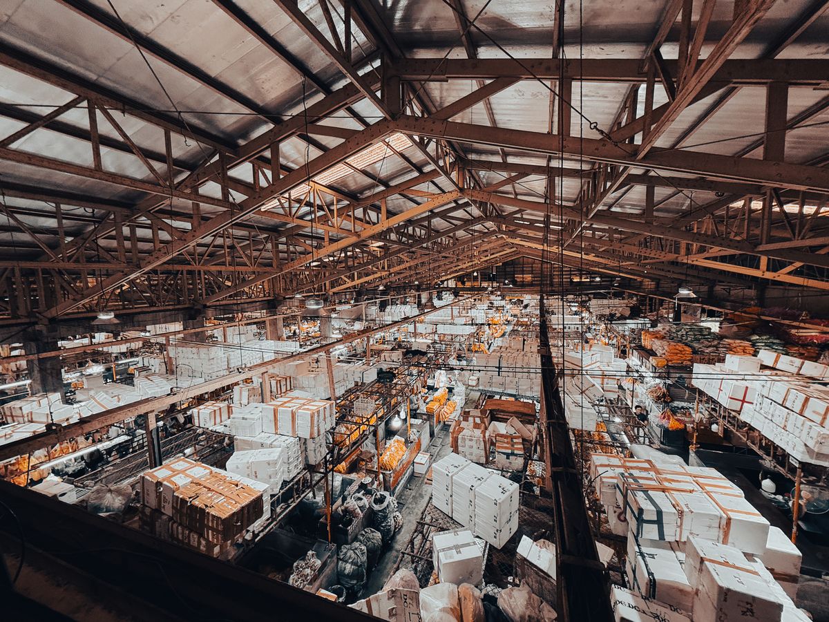 Almacén industrial con estanterías