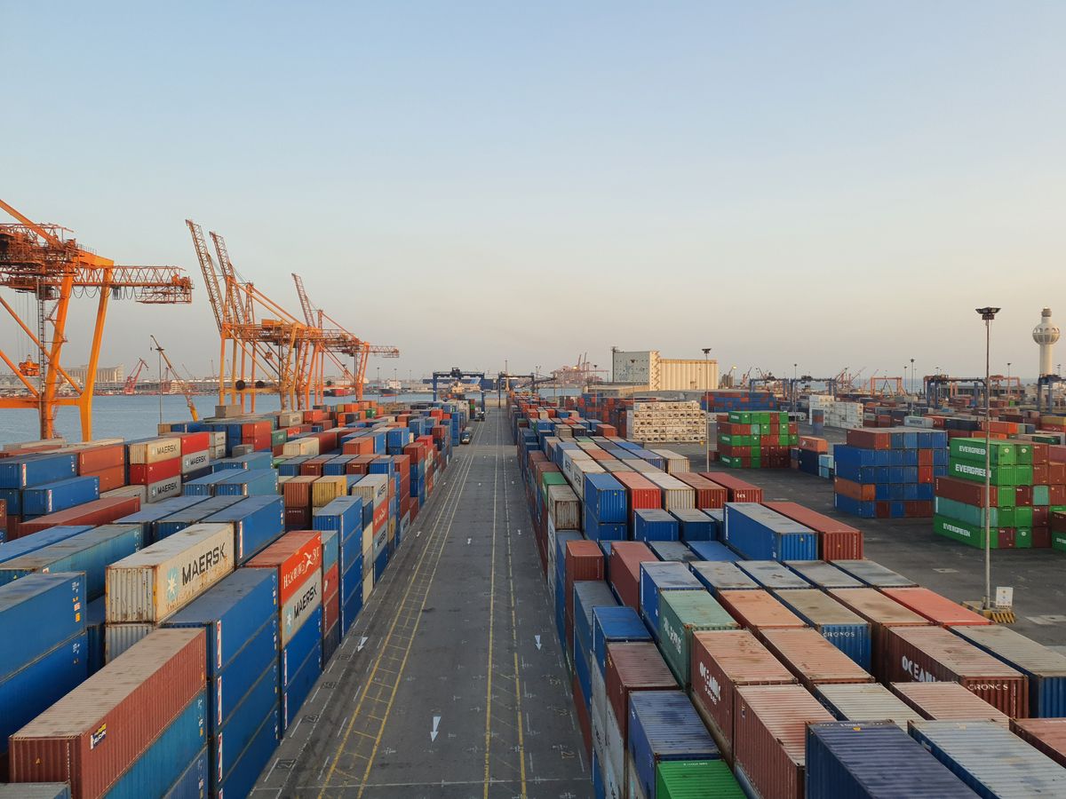 Cuando cierra un taller náutico del puerto de Torrevieja: resina, patente y repuestos